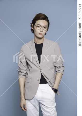 Close-up portrait of attractive young asian man, single man's lifestyle 270 60040943