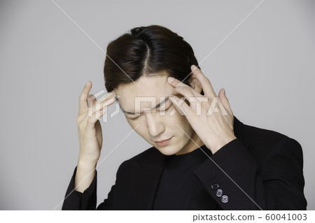 Close-up portrait of attractive young asian man, single man's lifestyle 389 60041003