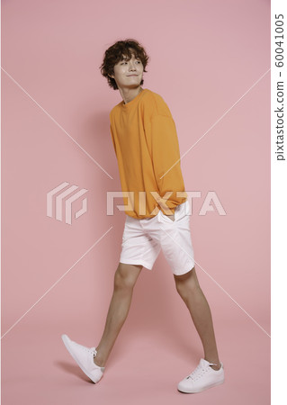 Close-up portrait of attractive young asian man, single man's lifestyle 204 Close-up portrait of attractive young asian man, single man's lifestyle 204 60041005