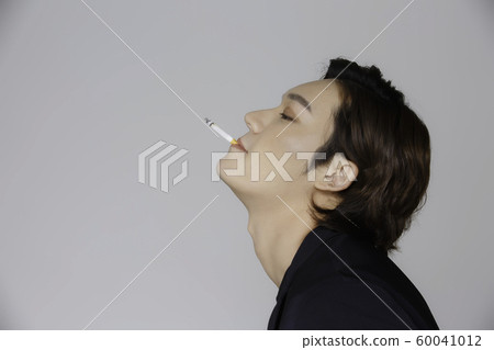 Close-up portrait of attractive young asian man, single man's lifestyle 391 60041012