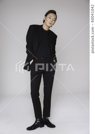 Close-up portrait of attractive young asian man, single man's lifestyle 383 60041042