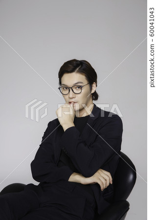 Close-up portrait of attractive young asian man, single man's lifestyle 373 60041043