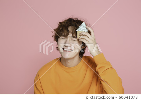 Close-up portrait of attractive young asian man, single man's lifestyle 134 60041078