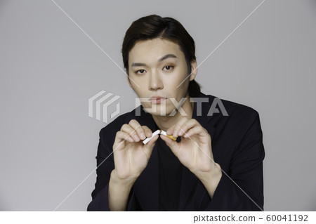 Close-up portrait of attractive young asian man, single man's lifestyle 367 60041192