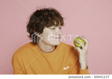 Close-up portrait of attractive young asian man, single man's lifestyle 174 Close-up portrait of attractive young asian man, single man's lifestyle 174 60041237