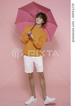 Close-up portrait of attractive young asian man, single man's lifestyle 171 60041239