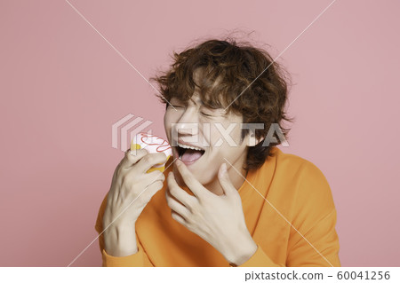 Close-up portrait of attractive young asian man, single man's lifestyle 144 60041256