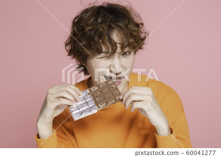 Close-up portrait of attractive young asian man, single man's lifestyle 226 Close-up portrait of attractive young asian man, single man's lifestyle 226 60041277