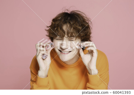 Close-up portrait of attractive young asian man, single man's lifestyle 162 60041393