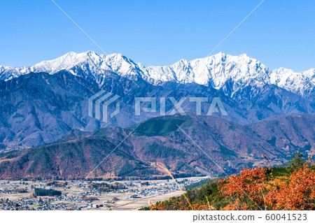 Autumn view from Omachi City, Mt. Takakari, Mt. Kasumigatake (left), Kashima Kasumigatake (right) 60041523