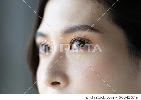 眼瞳女性部位 60042679
