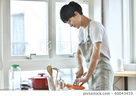 年輕男性烹飪男孩形象 60043459