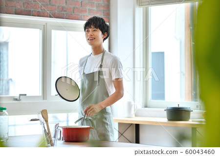 年輕男性烹飪男孩形象 60043460