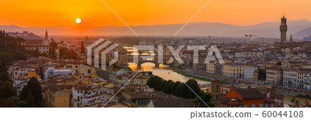 Sunset over the old town of Florence, Italy. 60044108