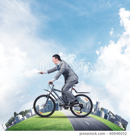 Businessman with paper documents in hand 60046032