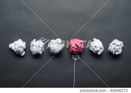 Light bulb sketch drawing with crumpled paper ball Light bulb sketch drawing with crumpled paper ball 60046573