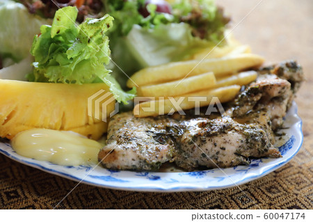 Healthy food Chicken steak with vegetables Healthy food Chicken steak with vegetables 60047174