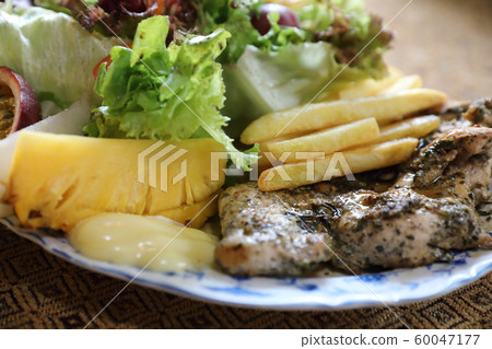 Healthy food Chicken steak with vegetables Healthy food Chicken steak with vegetables 60047177