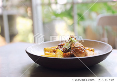Braised roasted chicken with potatoes 60050756