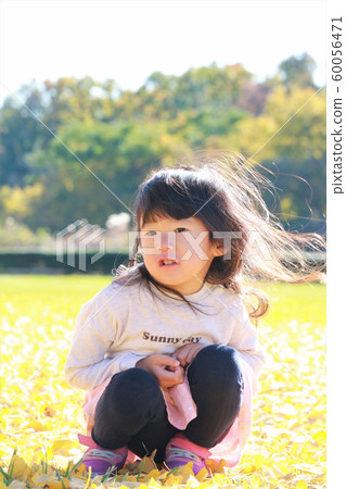 3-year-old girl outdoor 60056471