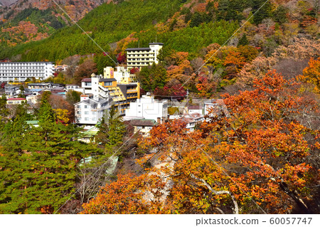 鹽原溫泉在秋葉染色 60057747