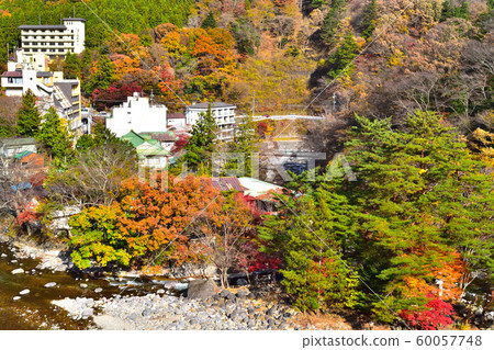 鹽原溫泉在秋葉染色 60057748