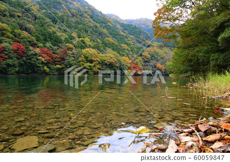 Clear water and mountains 60059847