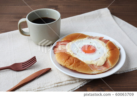培根雞蛋麵包配菜麵包和熱咖啡早餐桌 培根雞蛋麵包配菜麵包和熱咖啡早餐桌 60063709