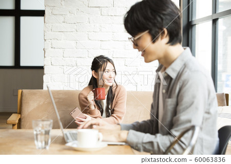 A woman taking a break at a cafe 60063836