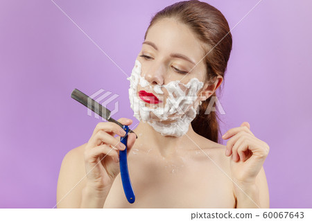 woman shaves her face 60067643