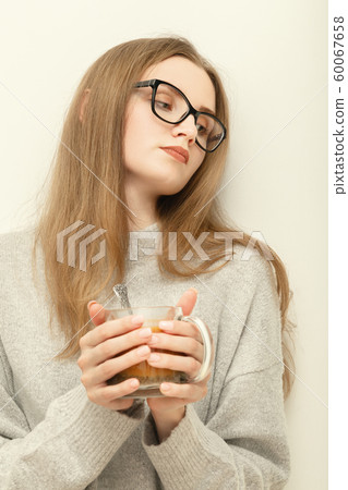 woman with tea mug 60067658
