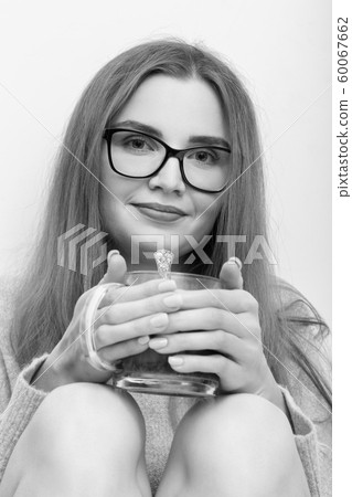 woman with tea mug 60067662