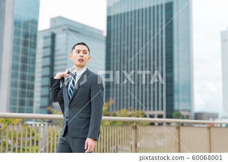 商人(年輕人,摩天大樓,戶外,包 商人(年輕人,摩天大樓,戶外,包 60068001