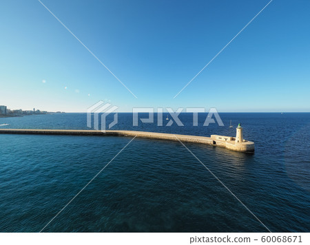 馬耳他瓦萊塔聖埃爾莫防波堤，聖埃爾莫燈塔地中海/瓦萊塔，馬耳他 60068671