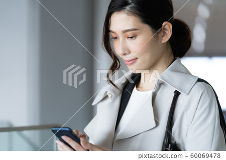 女人商務智能手機 女人商務智能手機 60069478