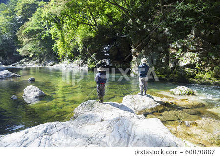 山間溪流釣魚畫像父母子女家庭 山間溪流釣魚畫像父母子女家庭 60070887