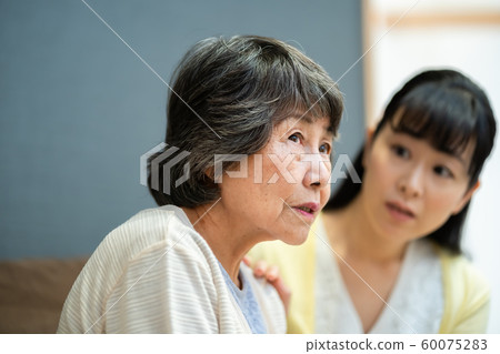 Parent and child Mother and child Senior female Middle female 2 60075283