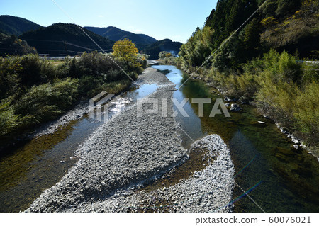 Early winter in the upper Shimanto River Early winter in the upper Shimanto River 60076021