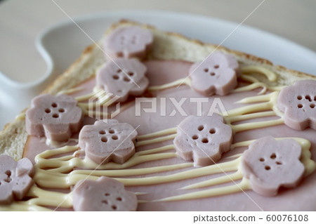 火腿蛋黃醬吐司配上切好的香腸 60076108