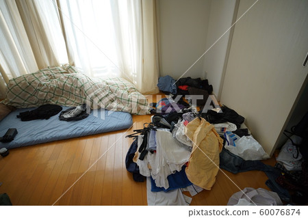 一個凌亂的房間 一個凌亂的房間 60076874