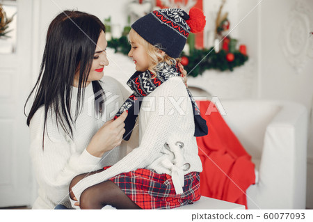 Mother and daughter Mother and daughter 60077093