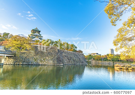 大阪城城堡塔和秋天的內殿 60077097