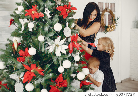 Family at home 60077727