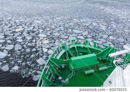 Sea voyage on a ship paving the way through the ice Sea voyage on a ship paving the way through the ice 60078035