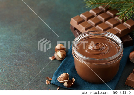 Hazelnut spread with nuts and chocolate Hazelnut spread with nuts and chocolate 60083360