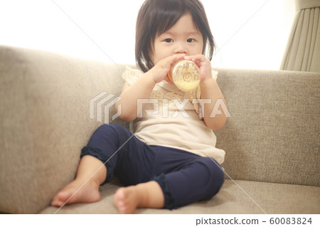 Baby drinking milk 60083824