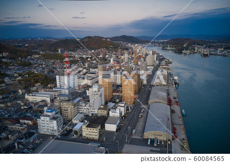 黃昏尾道市容和尾道海峽(無人機空中攝影) 黃昏尾道市容和尾道海峽(無人機空中攝影) 60084565