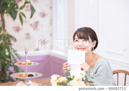 讀信的婦女 60085713