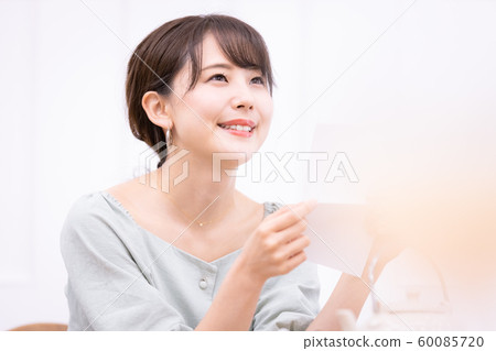 A woman reading a letter 60085720