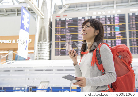 機場大廳公告板女人手機 60091069